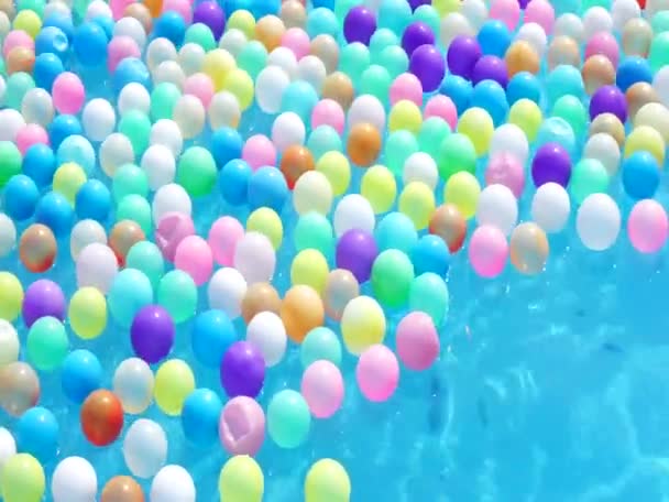 Birçok Renkli Plastik Topları Yüzeyinde Yüzer — Stok video