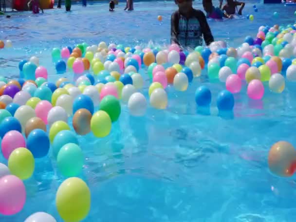 Muchas Bolas Plástico Colores Flotan Superficie Del Agua — Vídeo de stock