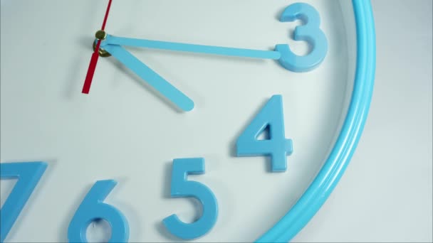 Closeup Relógio Parede Azul Cara Início Tempo Fundo Branco Conceito — Vídeo de Stock