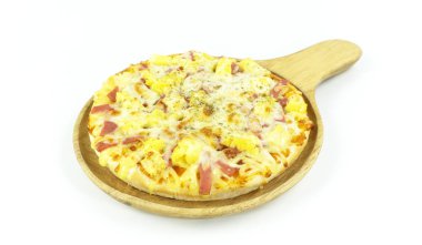 Beyaz arka plan üzerine izole ahşap bir tepsipizza mozzarella peyniri, tasarım için Boş.