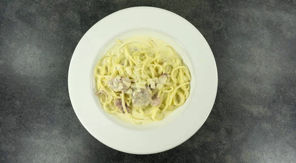 Spagetti Carbonara Bir Çanak Beyaz Bir Taş Zemin Masada — Stok fotoğraf