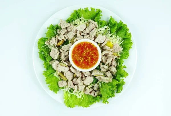 Beyaz arka planda bir tabakta Kireç Sarımsak ve Biber Soslu Haşlanmış Domuz, Üstte.            