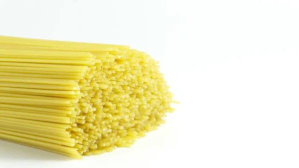 Gul Lång Spaghetti Vit Bakgrund Lång Spaghetti Spaghetti Tapet Koncept — Stockfoto