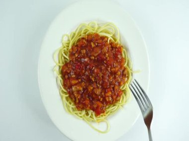 Spagetti hatlarını getirmek için çatal, yemek yapmak için malzemeler. Tasarım için boşluk, gıda konsepti.
