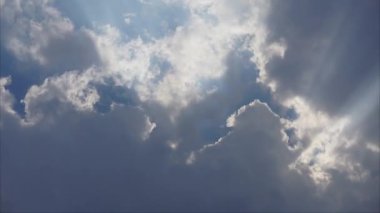 Parlak mavi gökyüzü yavaş yavaş bulutlanıyor Zaman hızla geçiyor.