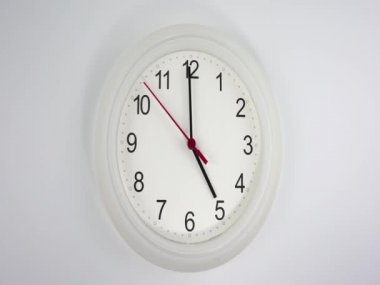 Zamanın başlangıcı 05.00 veya pm, Beyaz duvar saati Kırmızı ikinci el dakika Yavaş yavaş yürü, Zaman kavramı.
