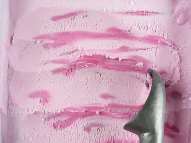 草莓冰淇淋用勺子从容器里挖出来 食品概念 全高清 — 图库视频影像