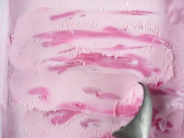 草莓冰淇淋用勺子从容器里挖出来 食品概念 全高清 — 图库视频影像