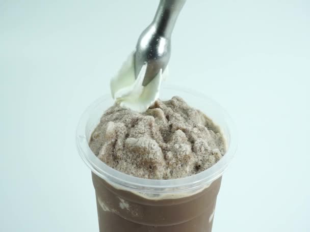 Gros Plan Cacao Smoothie Topped Whip Cream Sur Fond Blanc — Video