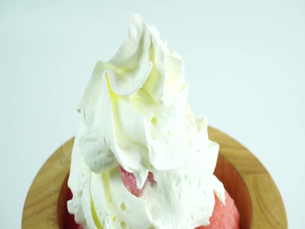 雪糕杯草莓 白色背景的顶部奶油 前视图 — 图库视频影像