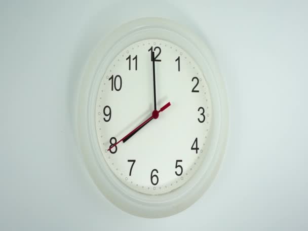 Closeup Relógio Parede Branco Início Rosto Tempo Fundo Branco Conceito — Vídeo de Stock
