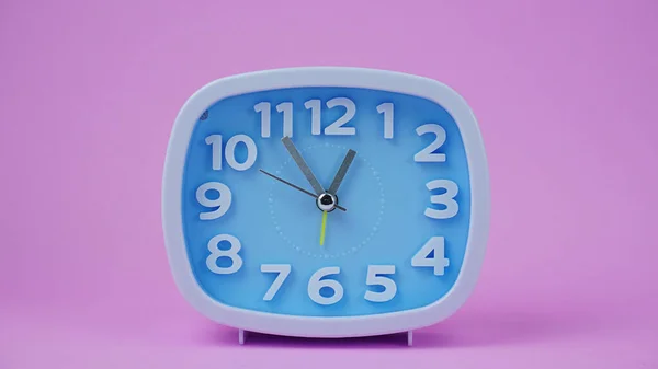 Reloj Despertador Azul Aislado Show Time Sobre Fondo Rosa Copiar — Foto de Stock