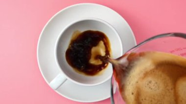 Pembe arka planda espresso sıcak kahve, Top view Food konsepti..