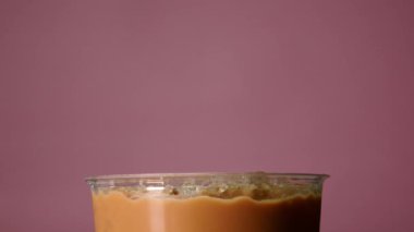 Buzlu çaya krema koy. Taze süt. Yaz için ev içeceği al..