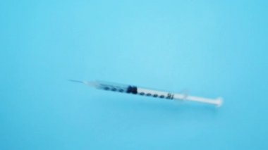 Şırınga Antiviral Covid-19 mavi arkaplan üzerine düşüyor, Üst Görünüm Kopyalama alanı için boş.