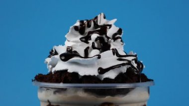 Kapatın Kakao Smoothie Topped Krem Çikolata pembe arka planda, Gıda Konsepti Ön manzara.