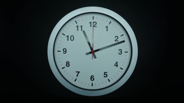 Крупный План Одиннадцать Часов Настенные Часы Черном Фоне Время Истекает — стоковое видео