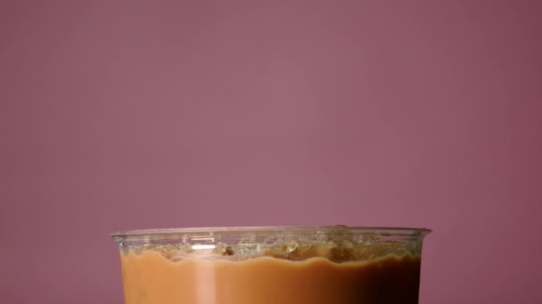Închideți Crema Whipping Ceaiul Gheață Lapte Proaspăt Acasă Ceașcă Băutură — Videoclip de stoc