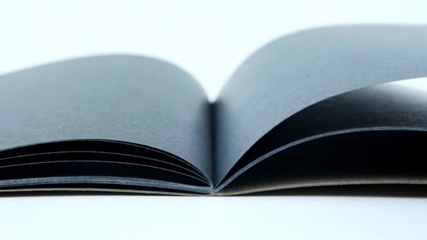 Abra Cuaderno Negro Para Leer Sobre Fondo Blanco — Vídeos de Stock