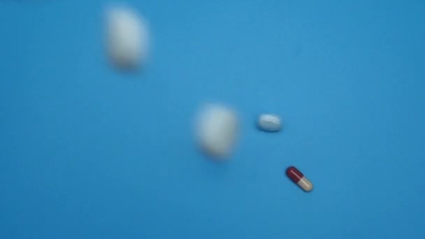 Rallentare Molte Pillole Virus Covid Cadere Sfondo Blu — Video Stock