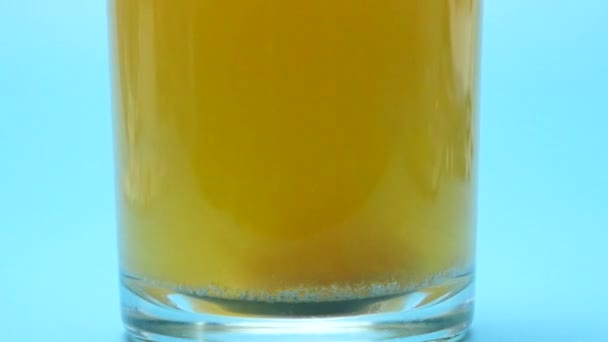 用含有气泡的橙子泡腾片的玻璃杯中的维生素 — 图库视频影像