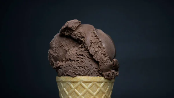 黒を基調としたアイスクリームコーンチョコレート風味 フロントビューフードコンセプト — ストック写真