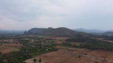 Yüksek açılı Panorama Dağı ağacı yeşil güzel bir yer, hava manzaralı insansız hava aracı görüntüsü.