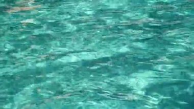 Yüzme havuzunda hafif yansıma su yüzeyi.