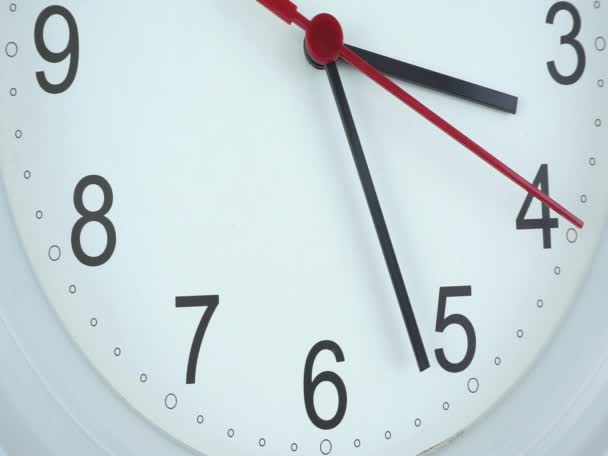 Fermer Horloge Murale Blanche Isolée Sur Fond Blanc Début Temps — Video