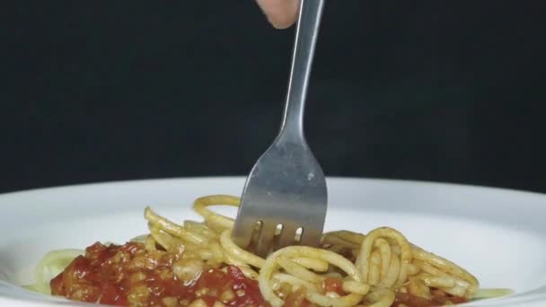 Κοντινό Πλάνο Spaghetti Spoon Μπολονέζ Σάλτσα Ντομάτας Λευκό Πιάτο Front — Αρχείο Βίντεο
