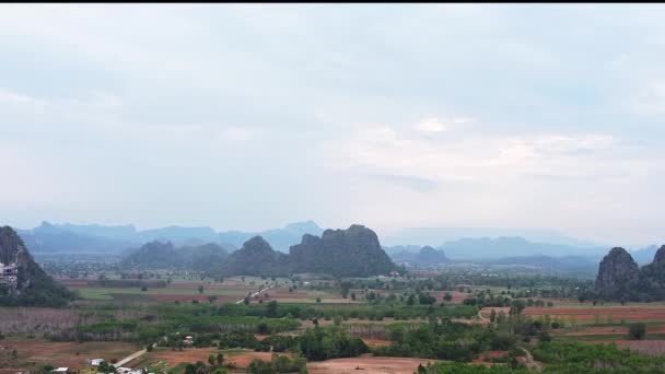 Hermosa Vista Panorámica Paisaje Árbol Verde Montaña Sobre Cielo Azul — Vídeos de Stock