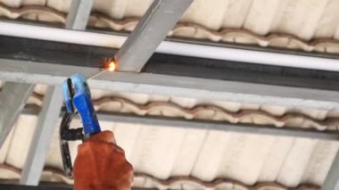 Kaynakçı inşaat alanında kaynak çeliği üzerinde çalışıyor..