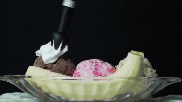 Fagylalt Banán Split Üveg Tetején Tejszínhab Fekete Alapon Food Koncepció — Stock videók