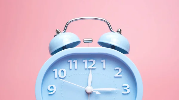 Синій Будильник Час Ранку Або Вечора Рожевому Фоні Копіювати Простір — стокове фото