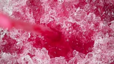 Soğuk buzlu bir bardağa meşrubat dökün Yaz için ev bardağı içeceği alın.