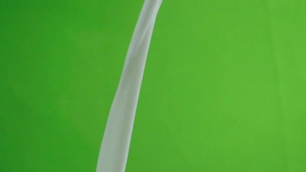 鲜牛奶倒入绿色底色 — 图库视频影像