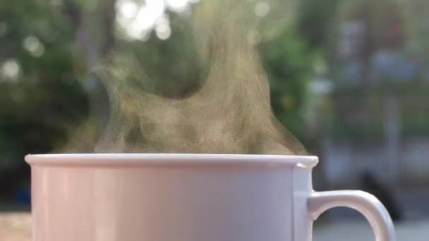 Temiz Bir Bardağa Sıcak Dök Sabahları Atmosfer Serinliyor — Stok video