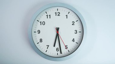 Beyaz Arkaplan 'daki gri saat, saat 06.29 ya da akşam, Saat Kırmızı ikinci el. Yavaş yürü, zaman kavramı..