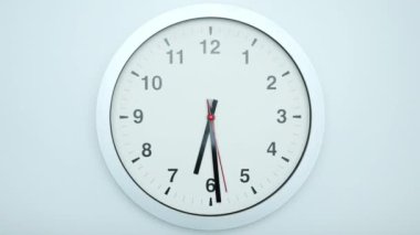 Gri saat beyaz arkaplanda izole edildi. Şov zamanı 06.29 sabah veya akşam, Saat Kırmızı ikinci el. Yavaş yürü, zaman kavramı..