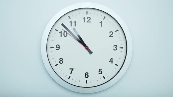 グレーの時計は白の背景に隔離されたショータイム10 52午前または午後 時計レッド秒針分ゆっくりと 時間の概念を歩く — ストック動画