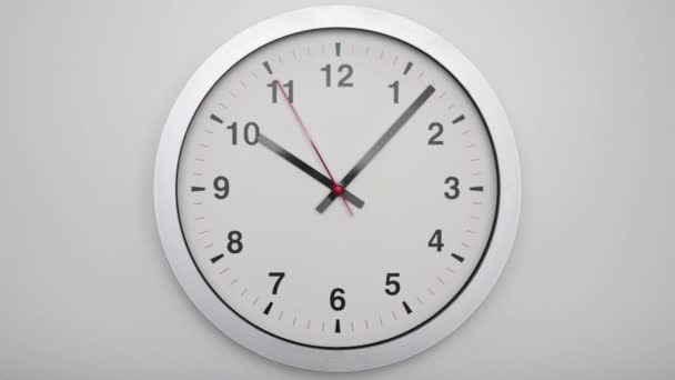 灰色手表白色背景隔离显示时间上午10时12分或下午 时钟红色二手分钟慢慢走 时间概念 — 图库视频影像
