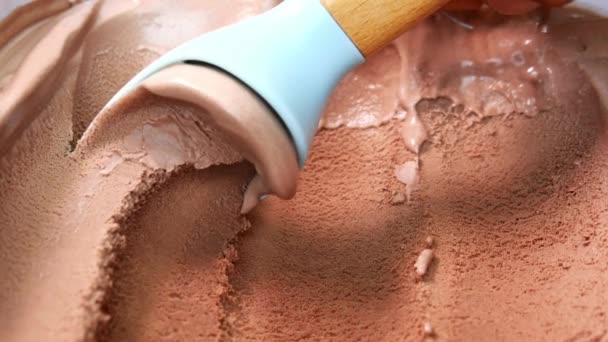 Yakın Plan Dondurma Kepçeleme Konteynırdan Çikolata Aromalı Kaşık Tasarım Için — Stok video