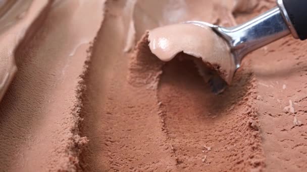 Primer Plano Sacar Con Pala Helado Con Sabor Chocolate Fuera — Vídeo de stock