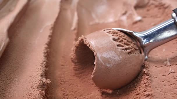 Primo Piano Scavare Gelato Aromatizzato Cioccolato Dal Contenitore Con Cucchiaio — Video Stock