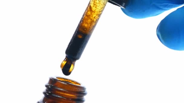Médico Mão Luvas Médicas Azul Deixando Cair Óleo Cannabis Medicinal — Vídeo de Stock