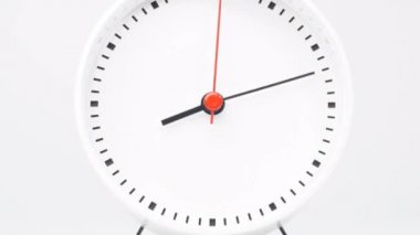 Kapalı Büyüt, Alarm Saati 8: 00 beyaz arkaplanda izole.