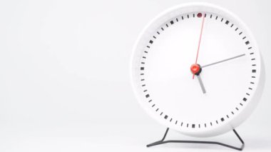 Saat 05: 00 ya da 22: 00 'de izole edilmiş. beyaz arkaplan, zaman kavramı.