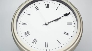 Klasik Roma Rakamları Saat 02: 00 ya da 22: 00. Zaman aşımı 60 dakika.