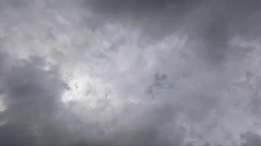 Şiddetli Yağmur Bulutları Fırtınadan Önce, Zaman Hızı Hızlanan Bulutlar.
