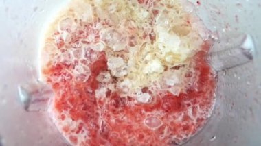 Blender Strawberry Smoothie ve karıştırıcı, yavaş çekim Top view Food konsepti.